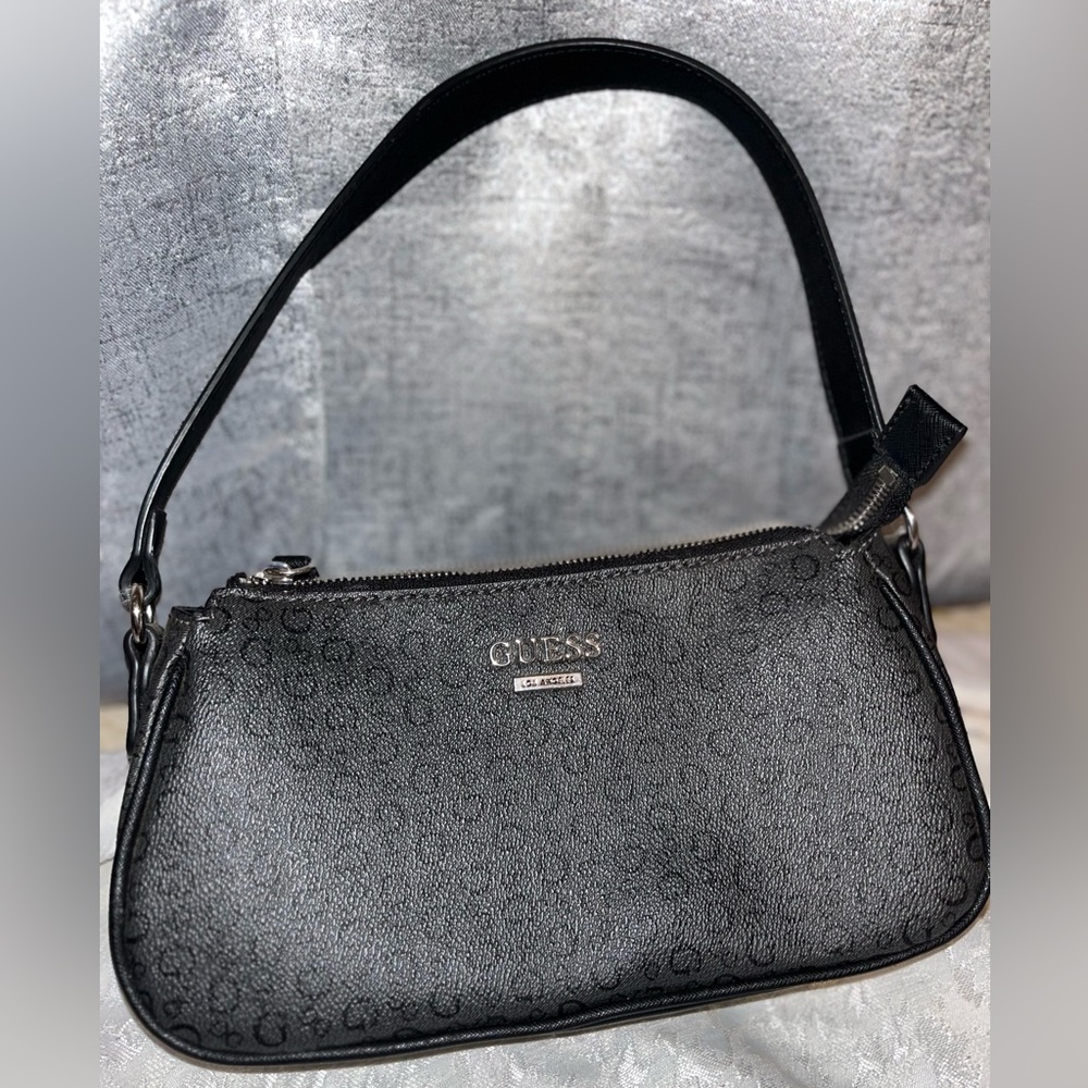 Black guess handbag.